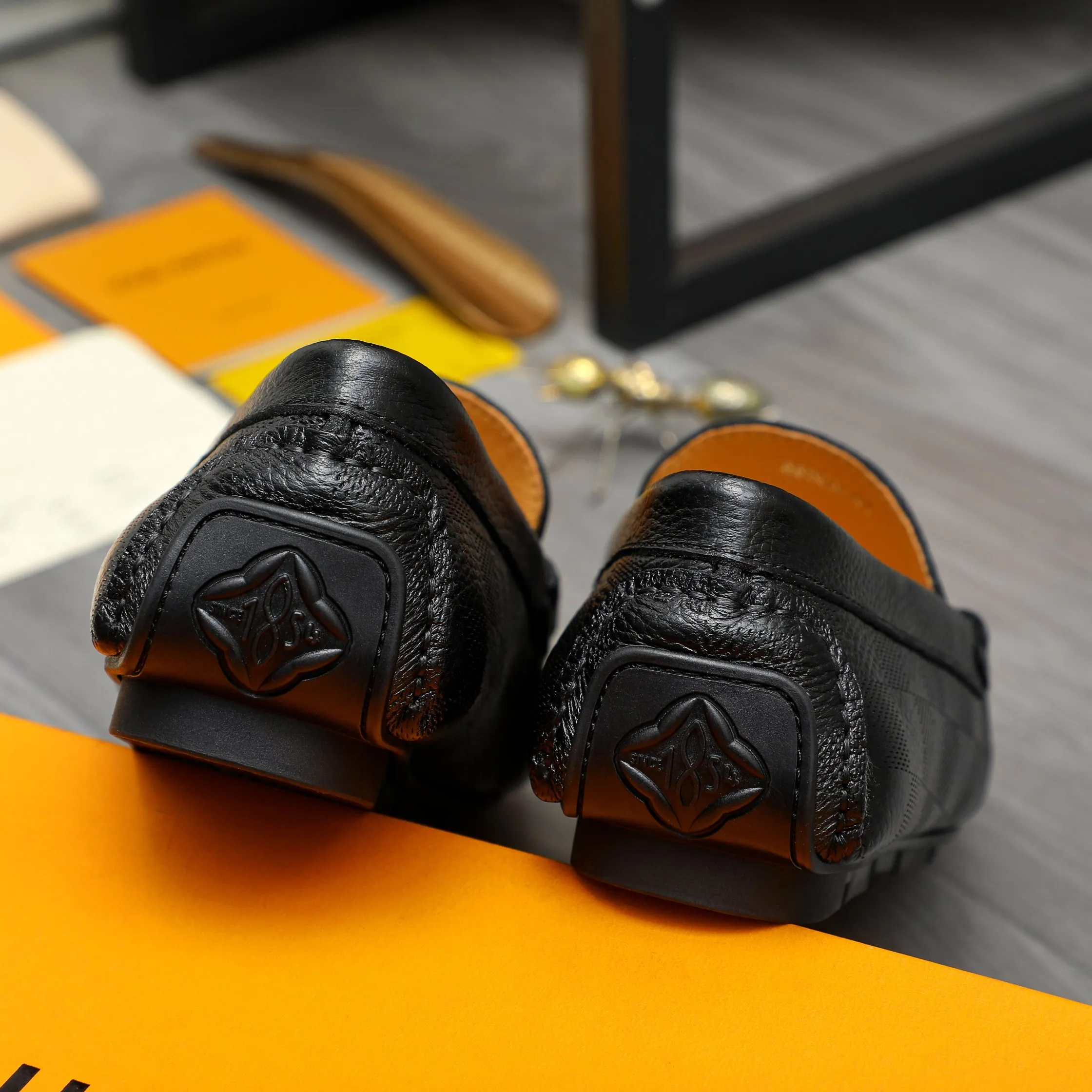 Men's shoes 💰p380 Product trademark: LV "Louis Vuitton" casual slip-on men's shoes Regular size: 38-45 Product materials: Selected classic embossed plaid upper, pigskin lining, rubber outsole